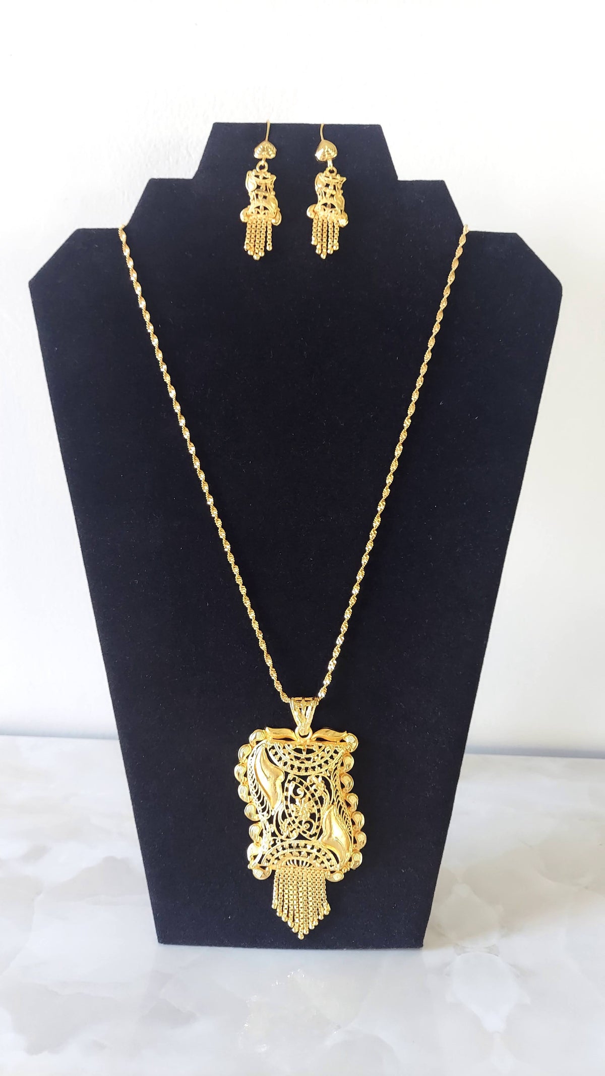 Gold Chain Pendant Necklace Set -10